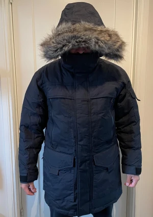 Vinterparkas The North Face - Modell: MCMURDO 2 PARKA Storlek: Mediun Nypris butik: 5499 kr   Vind och vattentät parkas med dunfyllning som håller dig varm.  Jacka är i nyskick och använd 2 gånger. 