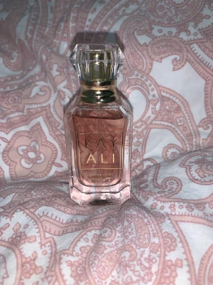 Kayali o använda parfymer - *invite only amber|23 10 ml 300kr *utopia Camilla Coco|21 10 ml 300kr (SÅLD) *oanvända parfymer Om man köpa båda blir den totala priset 580kr Frakt ingår inte!!! Köparen står för frakten