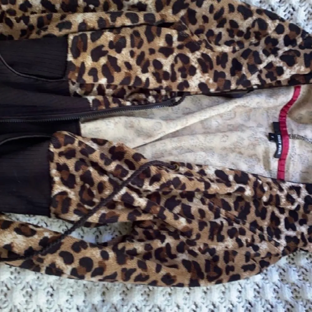 Leopard zip up hoodie 🐆 väldigt fin och cropped , knappt använd!. Tröjor & Koftor.