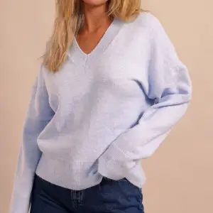 säljer denna tröjan från chiquelle eftersom de inte va min stil💙Passar alla beroende på hur man vill att den ska sitta☺️Har endast provat den, prislappen sitter kvar! Färgen ser lite annorlunda ut på bilden pga lampan🤗Köpte tröjan för 500, säljer för 250!