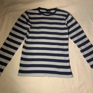 Långärmad tröja  - Fin randig långärmad tröja i bra skick! Det är en barntröja, så den sitter typ som en s