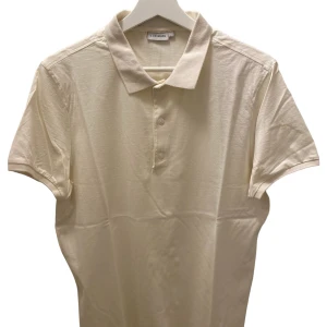 J. Lindeberg, piké T-shirt, slt L - Hej!  Denna T-shirt är bara använd ett fåtal.   Den är väldigt fin i material.   Jätte Komfort.   Pris går att diskuteras vid snabb affär. 