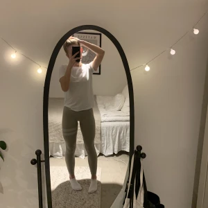 Träningsbyxor från stronger  - Snygga beiga träningsbyxor med vita detaljer från stronger. Köpta för 699 kr. Frakt tillkommer!!💕