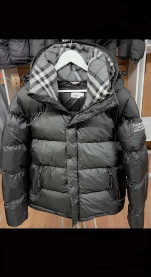 Burrbery jacka/väst - Hej jag säljer helt nya burrbey jacka/väst. Väldigt eftertraktad model säljs inte längre och är är väldigt eftersökt,det är storlek M . Skriv järna vid intresse. Bara seriösa köpare