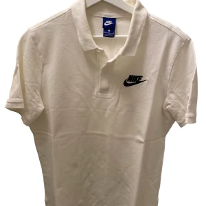 Nike Piké T-shirt, slt M - Hej!  Denna T-shirt är i jätte bra skick.   Jätte Komfort.   Den är av märket Nike.   Pris går att diskuteras vid snabb affär. 
