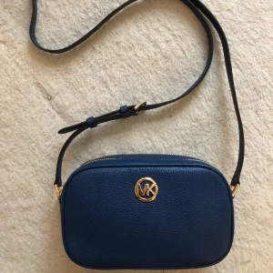 Michael Kors Fulton Bag - Aldrig använd och fin kvalitet. Fick denna väska i present och har tyvärr ingen användning för den. Skriv om ni har frågor eller vill ha fler bilder 💕