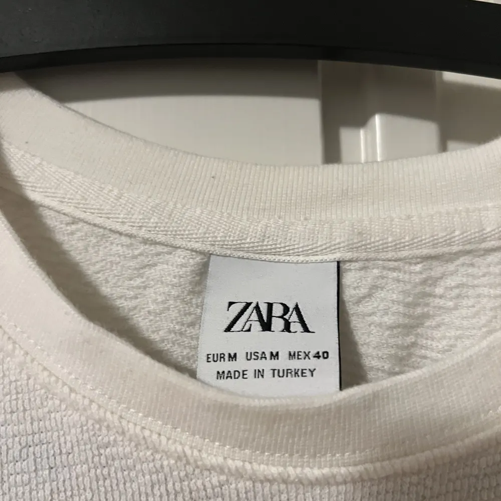 Nu säljer jag en somrig stickat tshirt med ficka. Tishan är från ZARA och har knappast använts.  Hör av er vid intresse! Skick 9/10 Storlek M . T-shirts.