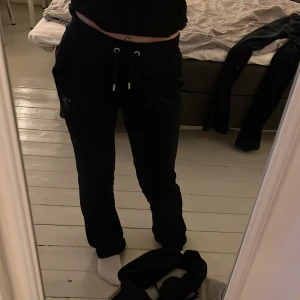 Juicy couture byxor - Helt nya mörkblå juicy couture byxor med text, aldrig använda