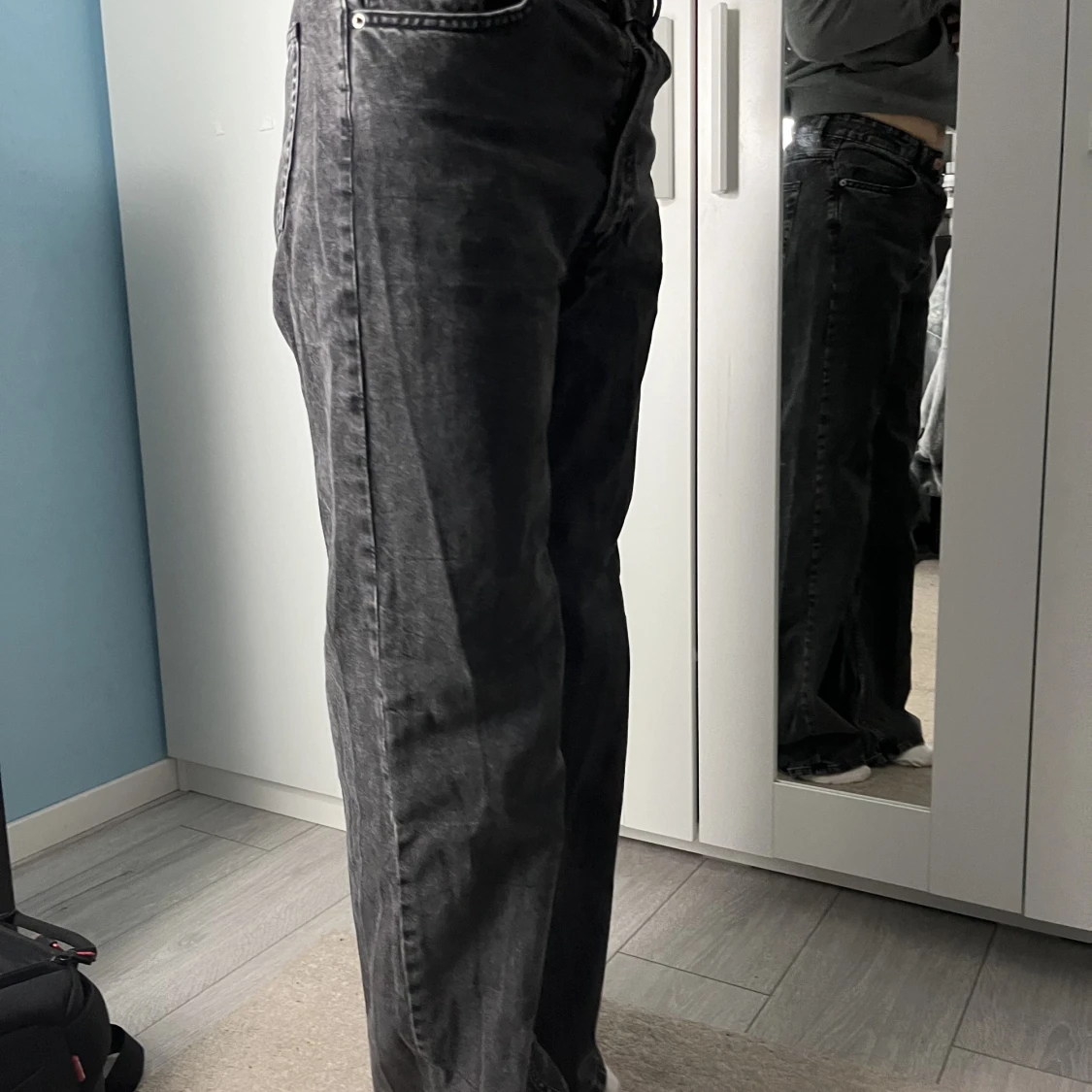 H&M svarta wide jeans - 91