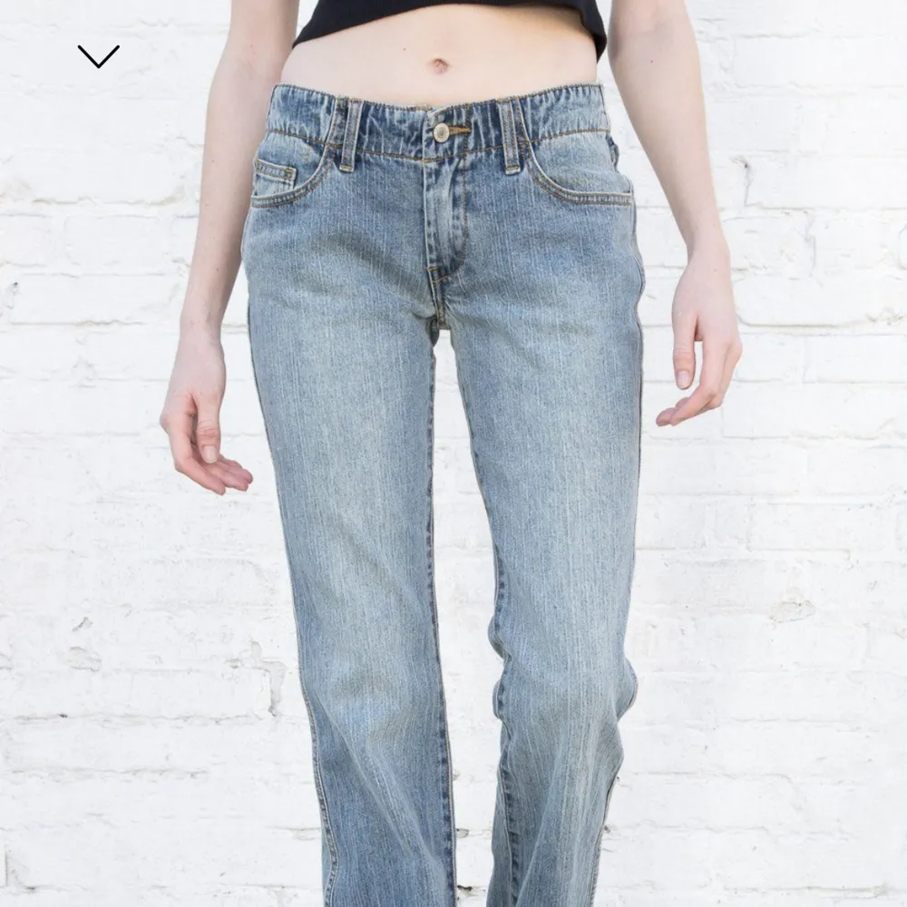 Ett par as snygga lågmidjade jeans från brandy Melville säljs pågrund av för små för mig . Jeans & Byxor.
