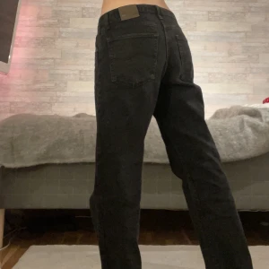 Svarta Lee jeans  - Köpta secondhand, finns inga fel. Säljer pga att de är för stora. Långa i benen på mig som är 174.  Kan mötas upp och frakta 