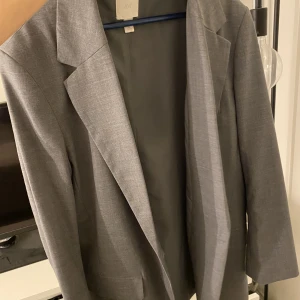 Kavaj/blazer - Jättefin ljusgrå kavaj från H&M😍 säljer pga att jag vill ha den mer oversize. Som ny🤍