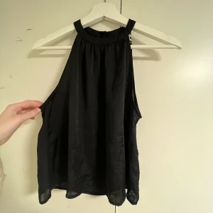 Linne - Ett fint linne perfekt till både fest och vardags! Kommer inte till användning men är i perfekt skick annars. Skriv för fler bilder, frakten ingår🥰