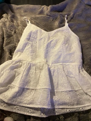 Vit blus - Vit blus med fina mönster, skönt inne material och finns dragkedja på sidan❤️ Nypris 200kr