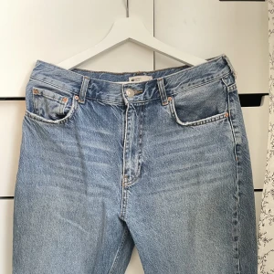 Straight jeans  - Raka jeans som sitter som en smäck. Inga slitage förutom den använda looken dem hade vid köp och använda fåtal gånger. Jag är 176cm och dem sitter bra i längden på mig