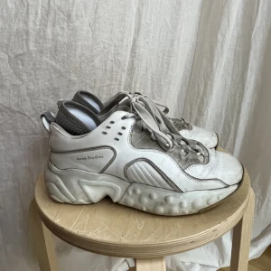 Acne Studios sneakers - Vita chunky Acne Studios sneakers.   Ganska använda men ändå i bra skick!   Storlek 38 men passar 39