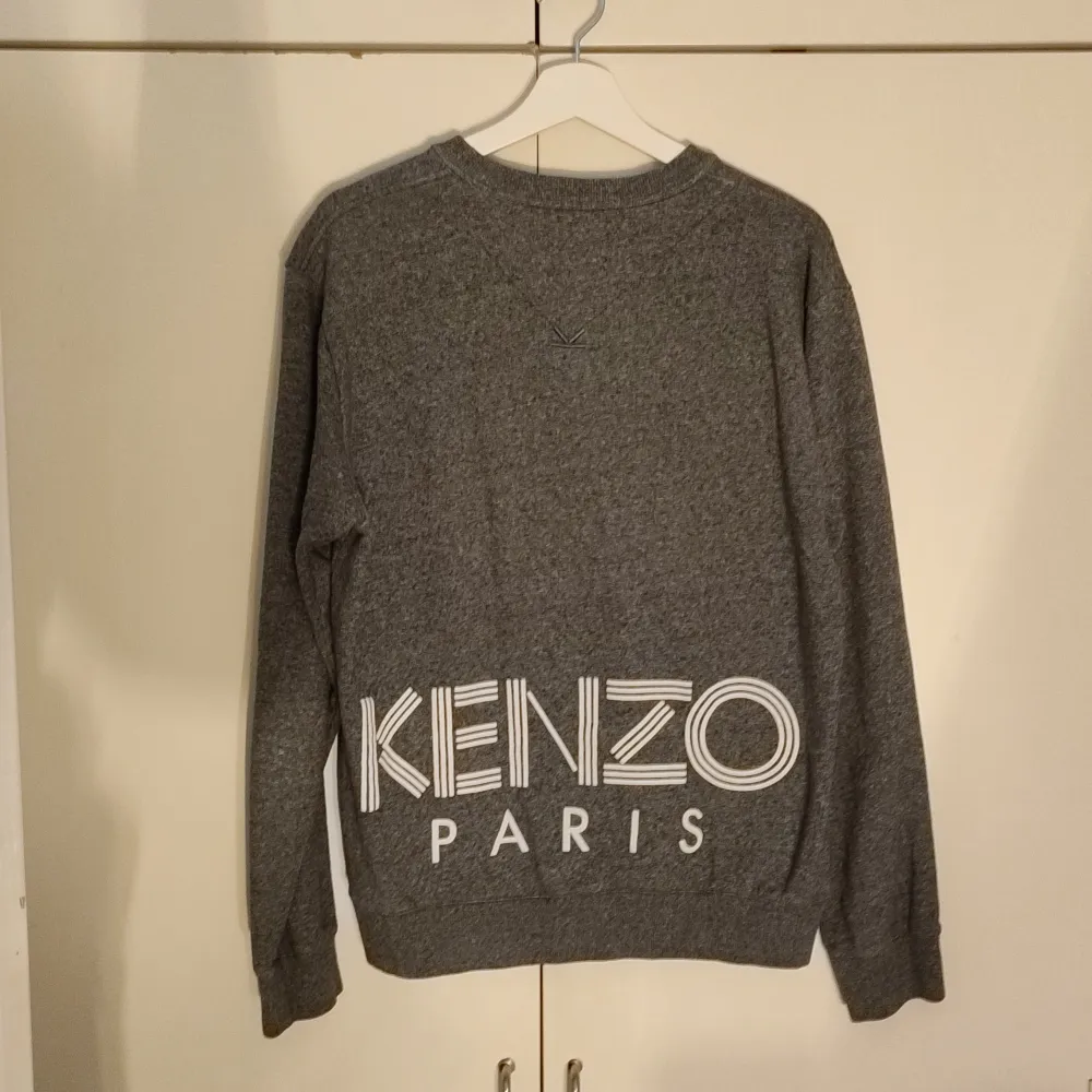 Säljer min kenzo tröja då jag aldrig använder den. Storlek L men passar mer som en M. Inköpt på NK och i fint skick.. Tröjor & Koftor.