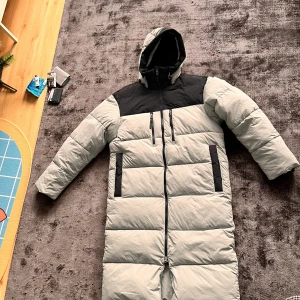 Lång varm vinterjacka 💕 - Jacka från Didriksson nyskick använd en gång, säljes för att den är för stor. Det är en S/M men lutar mer åt M … nypris 2999kr   Säljes för 1700kr pris kan diskuteras 💕