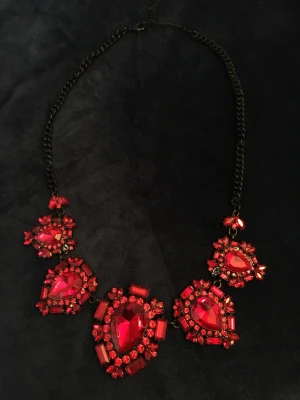 Halsband röda rhinestones  - Fint halsband med rubinröda stenar 