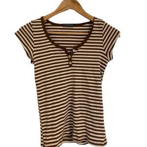 Brandy Melville t-shirt - T-shirt från brandy Melville! Nästan helt oanvänd endast provad. Storleken är ”onesize” men det är en XS-S.
