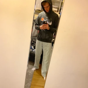 Nike hoodie i storlek M  - Plagget är relativt nytt. Säljer plagget då jag knappt använder längre. 