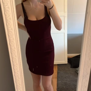 Vinröd klänning  - Säljer denna klänning i storlek XS från Bikbok. Klänningen är väldigt stretchig och bekväm och är knappt använd skriv för fler bilder eller frågor!
