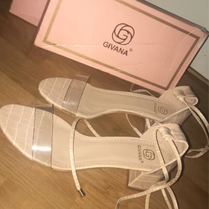 Rosa/beiga klackar   - Ett par rosa/beiga klackar från Boohoo! Helt oanvända! Storlek 39! Klackarna har snören som man knyter upp på benet! Hör av er vid intresse! 