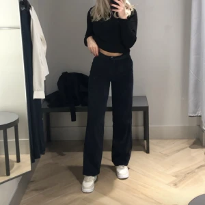 manchester byxor  - Marinblåa manchesterbyxor. I fint skick🤩 Köparen står för frakten!