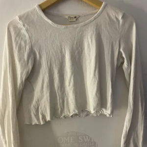 Vit långärmad  - En vit långärmad tröja, croppad 💕