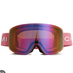 Chimi Ski 01 Pink Ski Goggles - Nyskick, endast använda 2 dagar i backen. De är helt slutsålda på både skistar och chimi, men ni kan läsa om specs på skistar eller chimis hemsida. Bland annat är linsen avtagbar (magnetiskt) så man kan byta glas om man skulle vilja det. 