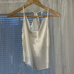 &OtherStories Vit Topp! Strl 36 - Bara använt två gånger, säljer för den inte passar mig längre men annars super fin! Strl 36
