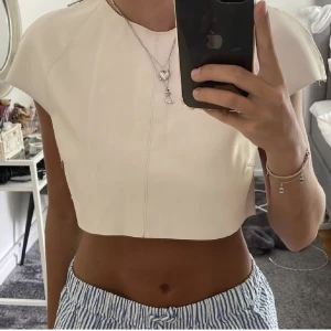 Säljer - Säljer as snygg topp! Färgen beige men tycker den är mer mot de mjölk/ ben vit Storlek XS. Läder 
