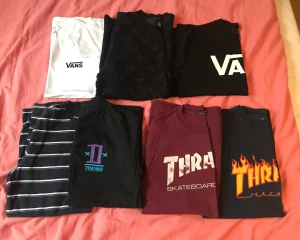 Vans och Thrasher m.m - Vit Vans t-shirt, oanvänd. Small Svart Vans t-shirt Simpsons. Small Svart långärmad Vans, använd en gång. Large Vinröd Thrasher. Small Mörkblå Thrasher. Small Svart Disagree. Small Mörkblå randig Etirel. Small