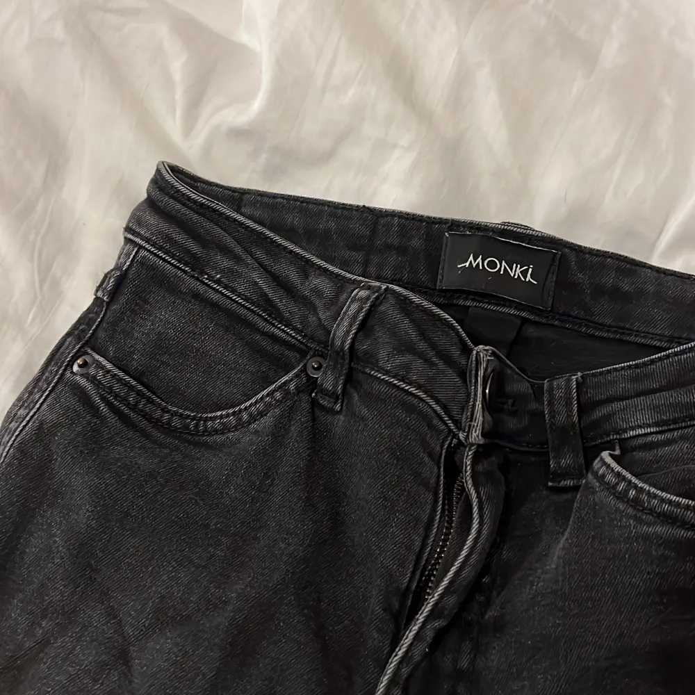 Slim jeans från monki, storlek 27 passar XS. . Jeans & Byxor.
