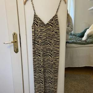 Supersnygg zebramönstrad klänning ifrån Bershka, väldigt bra skick! 