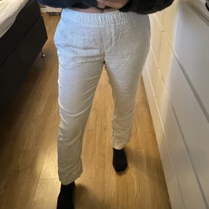 Linnebyxor  - Fina linnebyxor som köptes i sommras säljer då jag har ett annat par som är längre i benen. Nypris: 1100kr Är 165 cm och de är aningens korta på mig. Köparen står för frakten💕