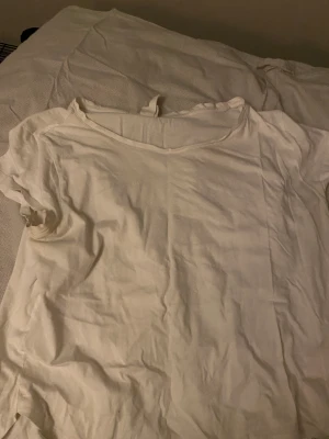 Urringad T-shirt  - Basic urringad T-shirt. Säljer pga: för stor. Nypris: 79kr