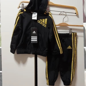 Adidasset barn  - Nytt adidassett med märkeslappen på