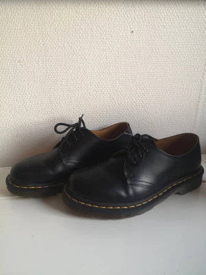 Dr. Marten's storlek 39 - Säljer dessa skor för 700 SEK. Skorna har nästan aldrig blivit använda och är av bra kvalitet.   Jag använder mig inte av metoden där ni betalar direkt. Om ni är intresserade av att köpa skorna kan ni skicka ett meddelande till mig.