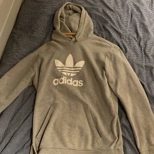 Adidas hoodie - Grå adidas hoodie som är i bra skick 7/10. 