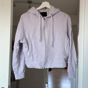 2 koftor  - Två koftor i färgerna lila och gul. Säljer båda för 80kr. Använda 1 gång 