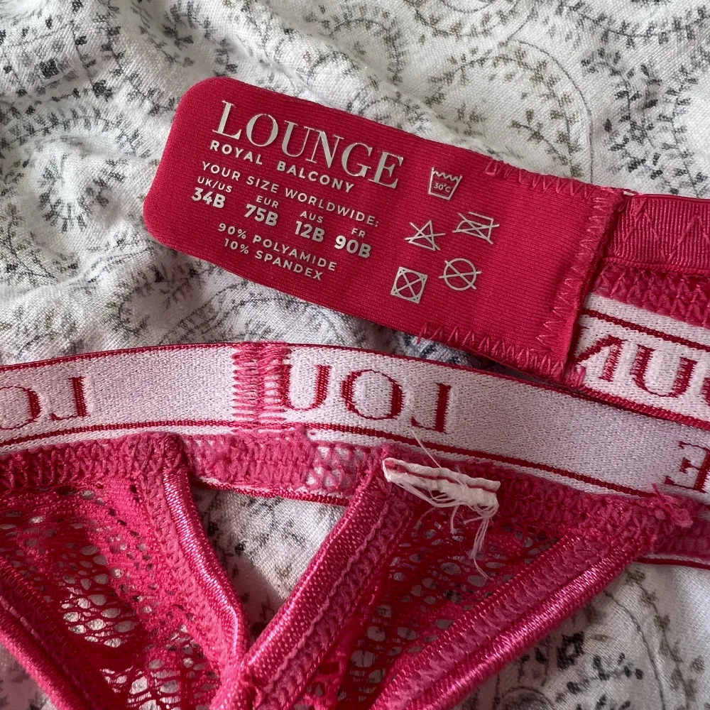 Rosa set från lounge underwear som använts mindre än tre gånger för längesen som nu är för litet. Vet inte varför lappen på underbyxan är bortklippt dock men om ni bara vill ha bhn så är det också okej💕 Bhn är 75B och underdelen är S. . Accessoarer.