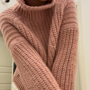 Rosa stickad tröja - Supermysig, kortare modell. Lite nopprig och märks att den är använd men i bra skick 👍🏻💓