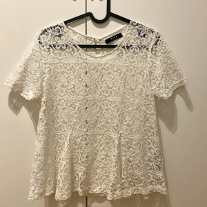 Spetsig topp - En spetsig top från vila i storlek M 