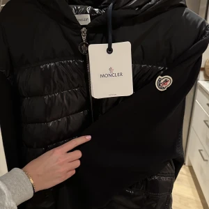 Moncler jacka - En äkta moncler jacka i storlek 3XL. Ej använd och lappen sitter kvar. Nypris 8000kr men säljer den för 5000kr