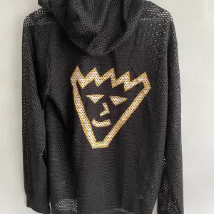 Cool svart hoodie med ”hål”. Bra skick