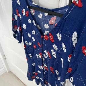 Topp - Söt topp från Monki, använd endast ett fåtal gånger!