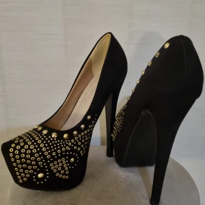 Höga pumps - Endast provade hemma Klackhöjd 16 cm, plattåhöjd 5 cm