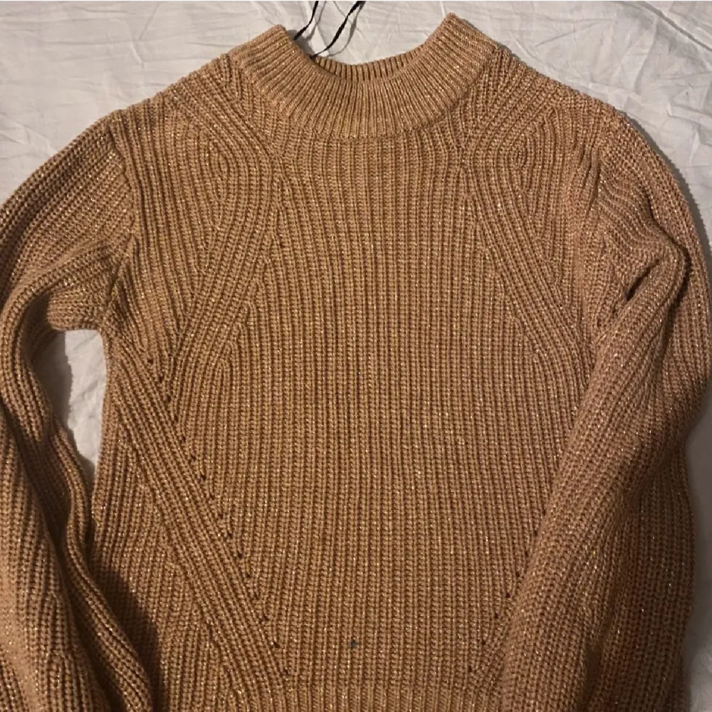 Fin stickad tröja från H&M, i fin färg. Köptes några vintrar sedan för 400kr. Tröjan är i storlek Xs men är stor i storleken så skulle säga att den motsvarar en S. . Tröjor & Koftor.