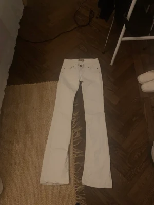 Vita jeans - Vita lågmidjade bootcut / flare jeans. Kan ej ta bild på då dom är för små. Midjan är ungefär 70cm och innerbensmått är ca 85 cm. Jag är 165 och dom är jättebra längd på mig. Skriv vid intresse eller frågor 💗💗